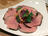 Carpaccio de rôti de porc aux pétales d'oignon rouge, citron confit et coriandre