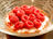 Riz au lait vanillé, jus de fraises et framboises garnies