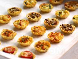 Tartelettes salées au chèvre, à la tapenade, au roquefort, au cèpe, au jambon et aux crevettes roses
