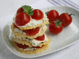 Tuiles au parmesan et chèvre frais à la tomate