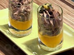 Verrines de gelée passion et mousse jivara lacté à la mangue fraîche