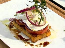 Pain perdu à la pulpe de tomate, mozzarelle et rondelles d'oignon rouge