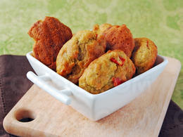 Petites madeleines salées au poivron et au pesto