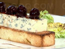 Fourme d'Ambert sur toast de brioche, cerise Amarena