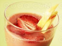 Smoothie pomme-fraises