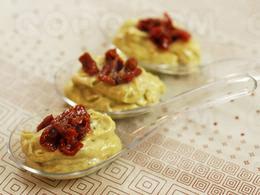 Cuillères de mousse d'artichauts et tomates confites