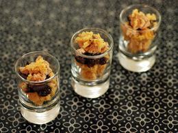 Verrines de pruneaux, pain d'épices et foie gras