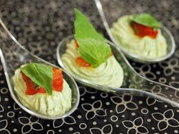 Crème de parmesan, basilic et tomates en cuillères