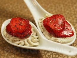 Cuillères de fraises à la crème poivrée