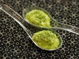 Crème de petits pois relevée au wasabi en cuillère