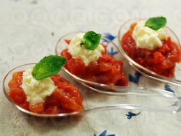 Cuillères de tomate, brousse et menthe