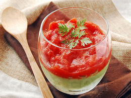 Verrines de purée de petits pois et gelée de tomate à l'agar-agar