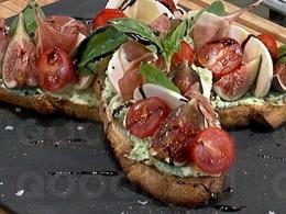 Tartine de ricotta, épinards, figues et jambon cru