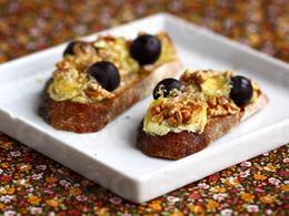 Tartines de chèvre au vin blanc, raisins et noix