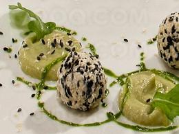 Boulettes de ricotta au sésame, crème d'avocat et pesto à l'huile de pistache