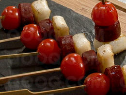 Blancs de seiche grillés au chorizo et aux tomates cocktail
