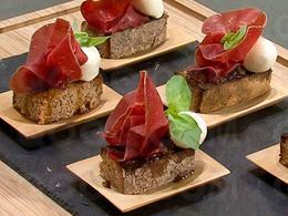 Toast grison et mozzarella, pesto de tomates confites, noisette et pistache