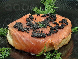 Pain perdu au saumon fumé, caviar de hareng et crème à l'aneth