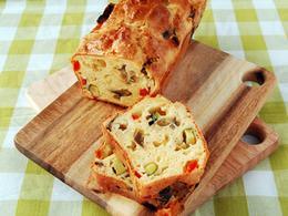 Cake aux tomates et à la courgette