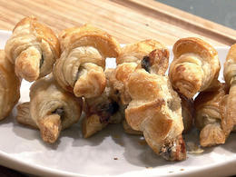 Croissants feuilletés à la tapenade d’olive et anchois