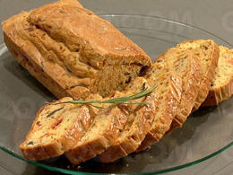 Cake au romarin, olive noire et tomate confite
