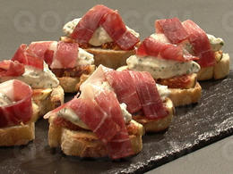 Figue au noir de Bigorre et fromage de chèvre aux noix