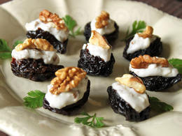 Pruneaux fourrés au roquefort et aux noix