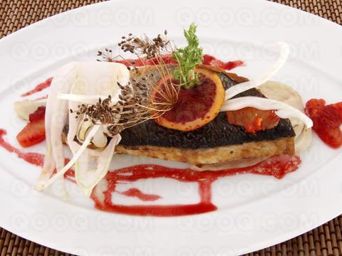 Daurade royale sur lit de fenouil croquant et orange sanguine