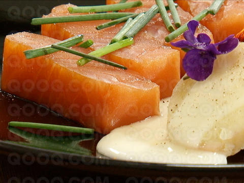 Cœur de saumon fumé, pommes de terre Roseval, fondue de Cancoillotte