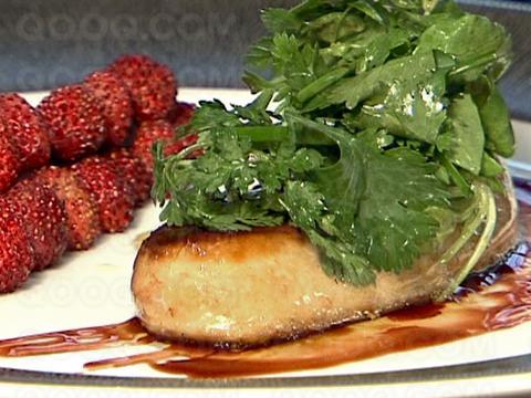 Foie gras de canard poêlé, fraises des bois et réduction de Porto