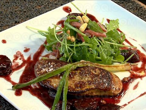 Escalopes foie gras poélées, jus au maury et raisins noirs