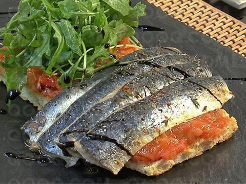 Focaccia de sardines fraîches et sucs de tomates