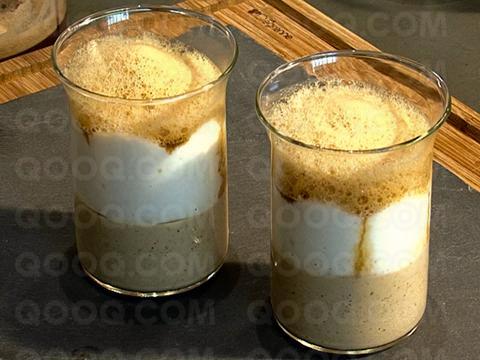 Cappuccino d'air à la mousse de lait et l'écume de café