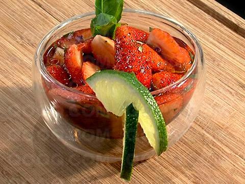 Soupe de fraises au basilic et vieux vinaigre balsamique