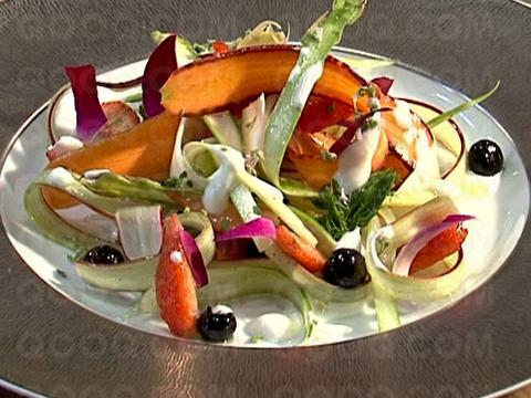 Salade de copeaux de légumes croquants au citron et à l'huile d'olive