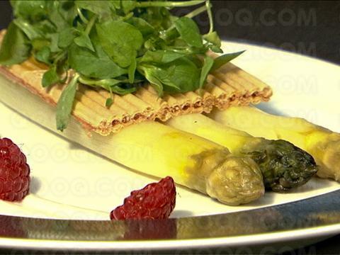 Asperges blanches, crème fraiche au vinaigre de framboises