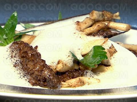 Poêlée de couteaux de mer et morilles en persillade d'ail des ours