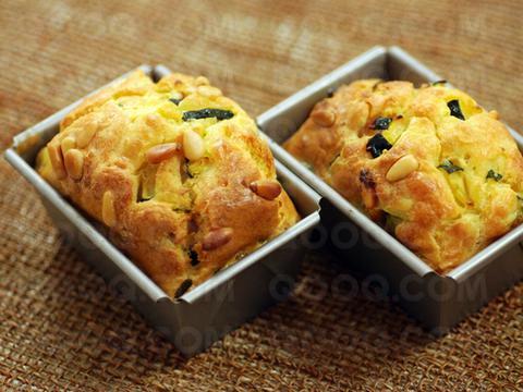 Mini cakes au chèvre, courgettes et pignons