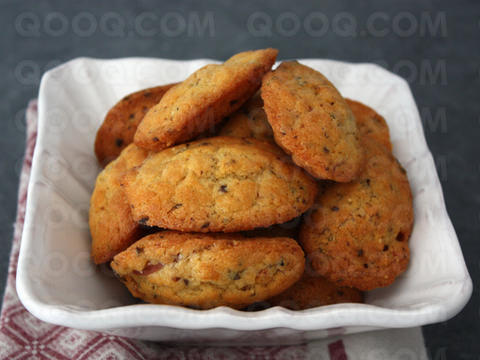 Madeleines au jambon de parme, pesto et parmesan