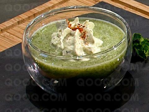 Soupe de concombre mentholée, chantilly de pesto