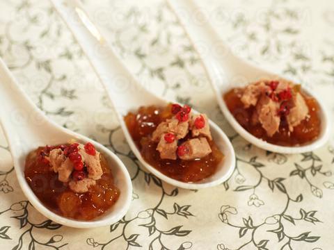 Cuillères de chutney d'abricots aux épices et dés de foie gras