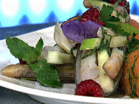 Salade de couteaux de mer, quenelles de melon au citron vert, pommes vertes