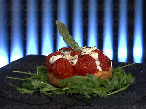 Sablé de thym et parmesan aux tomates et chèvre frais