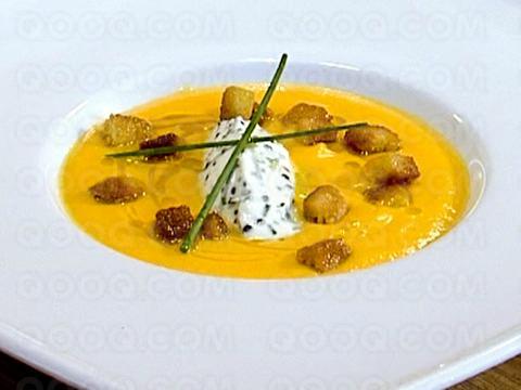 Potage crécy crème avruga et raifort 