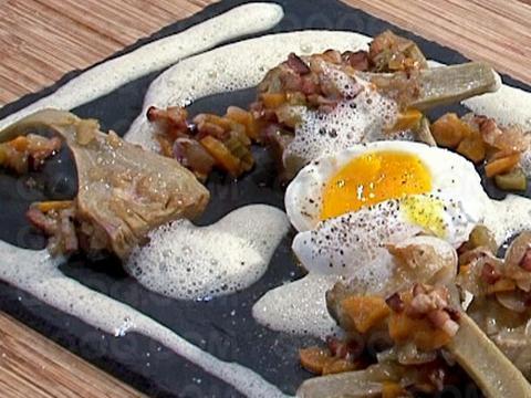 Artichauts poivrades et oeufs pochés émulsion barigoule