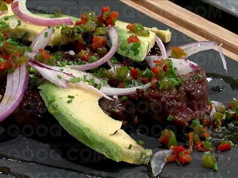 Faux filet grillé, avocat, poivrons et oignons rouges