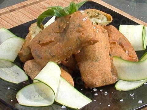 Beignets de courgette à la farine de pois chiche et au basilic
