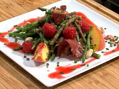 Salade de haricots verts, pêches et magret fumé