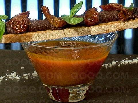 Soupe de tomates caramélisées, croutons de tapenade