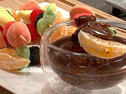 Fondue de chocolat et brochettes de fruits en trompe l'oeil